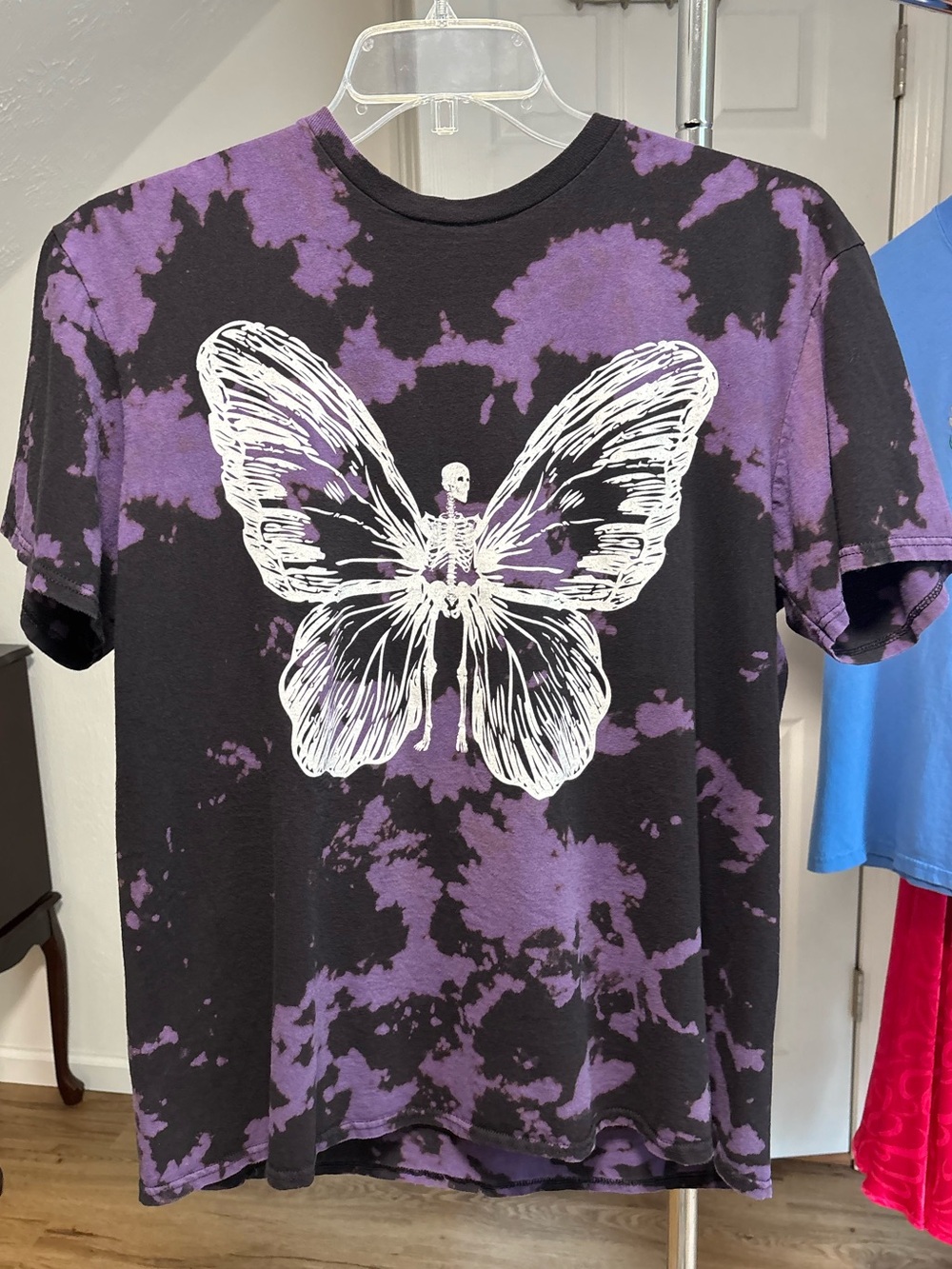 Tie dyed, acid wash tee with skeleton w/butterfly wings. Chemistry size XL